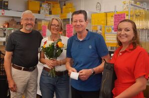 Blumen und Sekt zum Abschied. Marie Piep und Ulrich Pluschkell bedankten sich beim Ehepaar Weinert (Bildmitte)